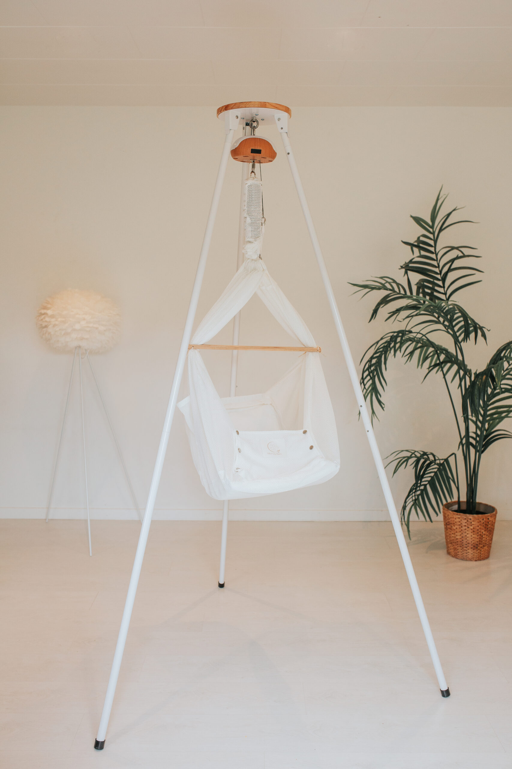 Leje Slyngevugge Premium- Stativ med Balance Vuggemotor | Mor Og Børn