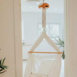 Leje Slyngevugge Premium- Dørkarmbeslag med Balance Vuggemotor | Mor Og Børn