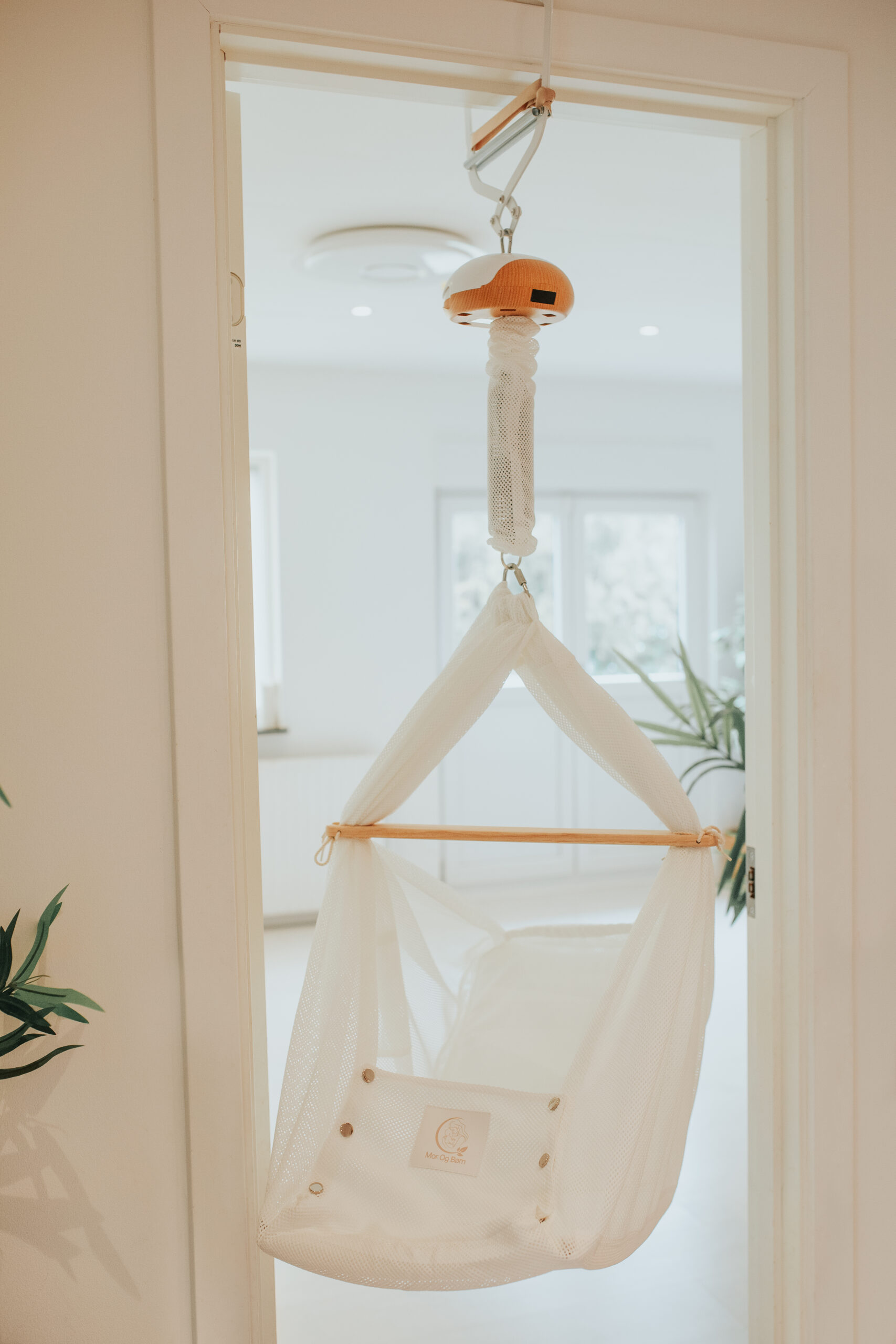 Leje Slyngevugge Premium- Dørkarmbeslag med Balance Vuggemotor | Mor Og Børn