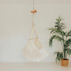 Leje Slyngevugge Klassisk - Loftophæng med Balance Vuggemotor | Mor Og Børn