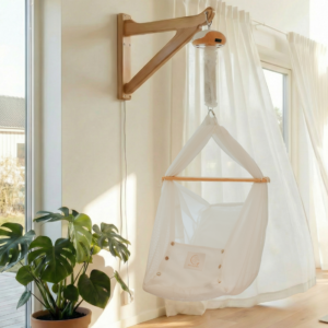 Leje Slyngevugge Premium- Vægmonteret skandinavisk træarm (indendørs/udendørs) med Balance Vuggemotor | Mor Og Børn